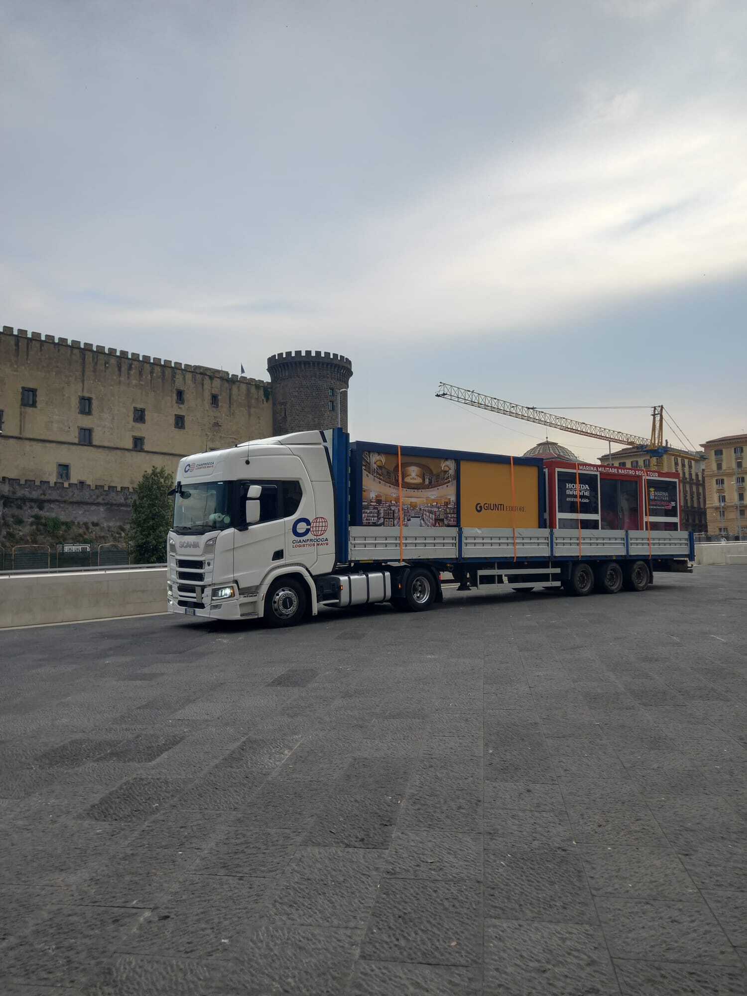 Semirimorchio Cianfrocca Logistics Ways davanti al Castel Nuovo di Napoli durante il Nastro Rosa Tour 2026