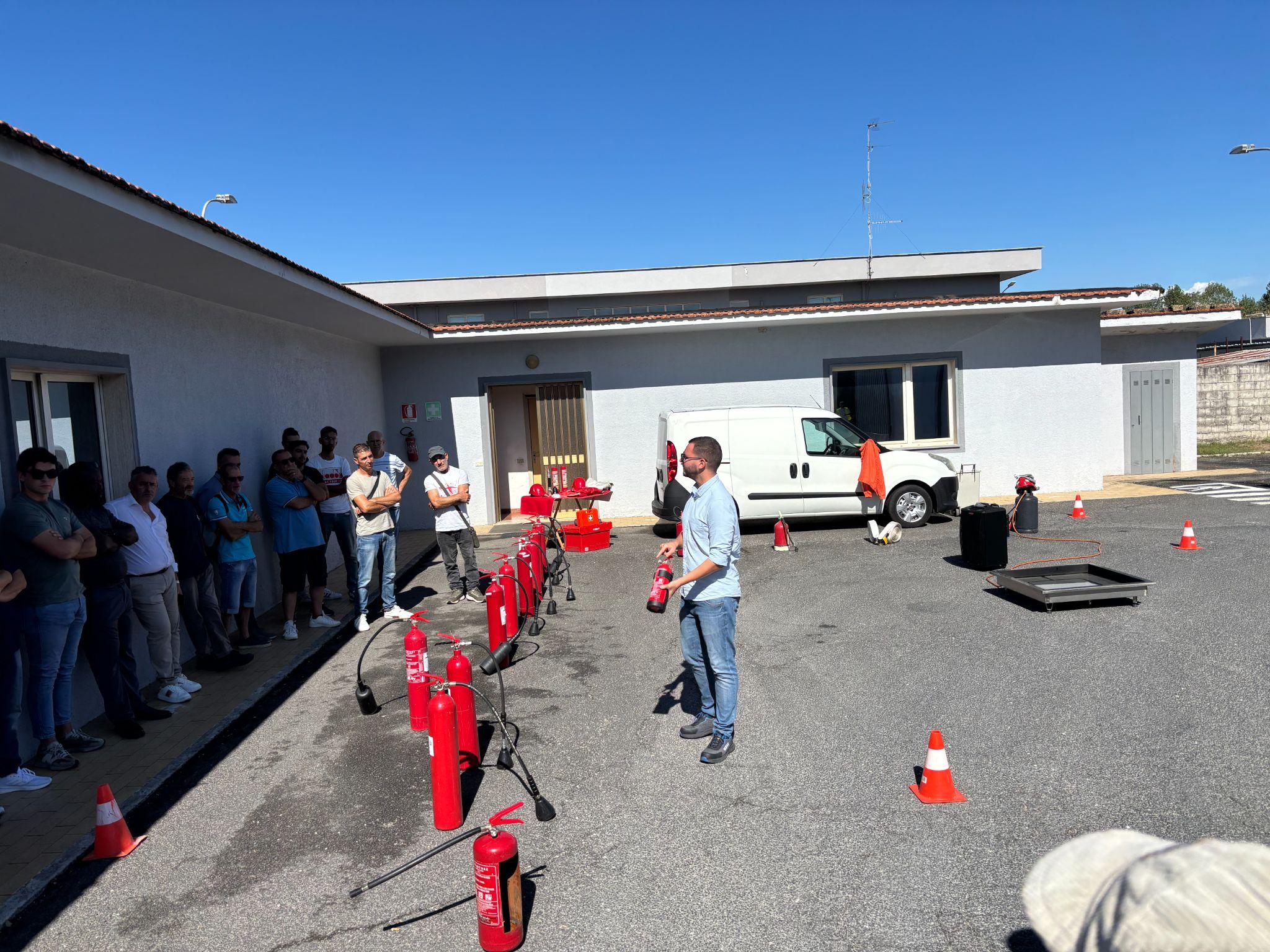 Formatore mostra l’uso dell’estintore agli autisti durante il Safety Day